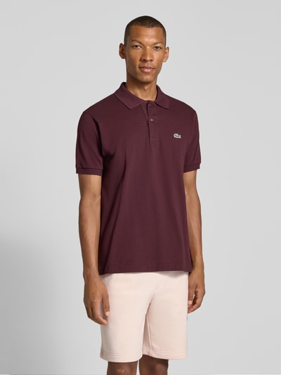 Männermodel trägt regular fit poloshirt aus puur katoen van Lacoste in bordeauxrood, Heren poloshirt, Ganzkörperansicht van voren