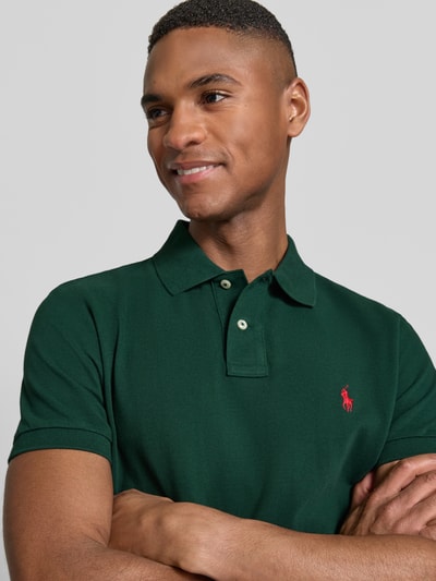 Männermodel trägt Slim Fit Poloshirt aus reiner Baumwolle von Polo Ralph Lauren, Optik: Unifarben, Nahaufnahme Oberkörper.