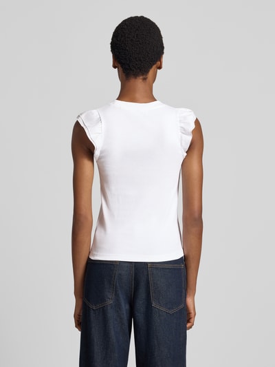 Frauenmodel trägt Slim Fit T-Shirt aus Baumwoll-Mix von Rich & Royal in Weiß mit Rüschenbesatz, Rundhalsausschnitt und Kappärmeln, Ganzkörperansicht Rückansicht.