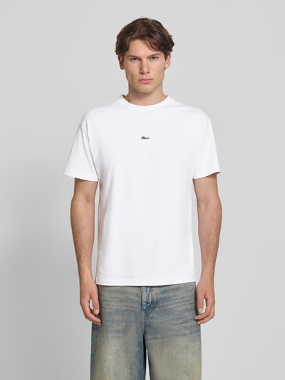 Męski model trägt T-Shirt mit Label-Stitching von BLKVIS z bawełny, krój regular fit, okrągły dekolt, długość tyłu w rozmiarze M: 71 cm, ganzkörperansicht von vorne.