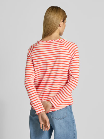 Frauenmodel trägt Longsleeve mit Rundhalsausschnitt von Smith and Soul in Allover-Look, Reine Baumwolle, Regular-Fit, Rückenlänge 65 cm, Ganzkörperansicht Rückansicht.
