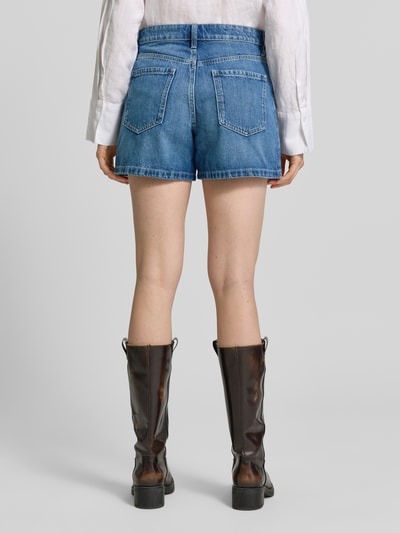 Frauenmodel trägt Shorts im 5-Pocket-Design Modell 'Zoey' von Mango in Blau, reine Baumwolle, Straight Fit, Ganzkörperansicht Rückansicht.