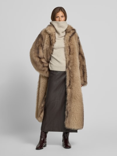 Frauenmodel trägt Ausgestellter Midi-Rock mit Viskose-Anteil von Jake*s Collection in Dunkelbraun mit matter Oberfläche, Ganzkörperansicht von vorne.