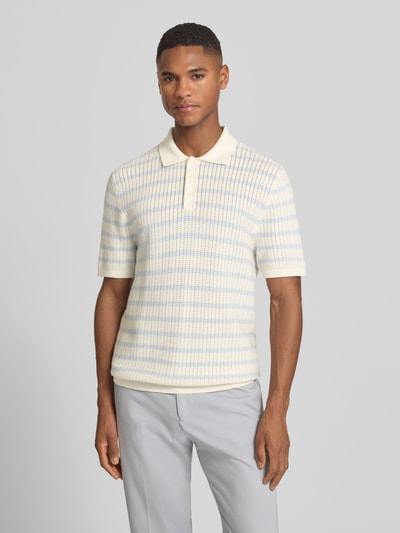 Männermodel trägt Poloshirt mit Polokragen und kurzer Knopfleiste von MCNEAL, bawełna, krój regular fit, pastelowe kolory, pełny widok z przodu.
