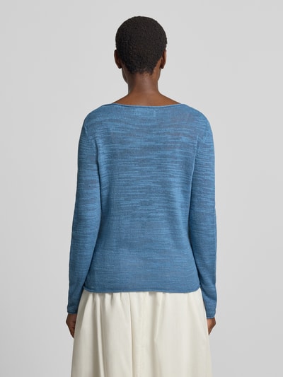 Frauenmodel trägt Slim Fit Pullover aus Baumwoll-Leinen-Mix von Marc O'Polo in Hellblau, strukturierte Oberfläche, Ganzkörperansicht Rückansicht, Damen Pullover von Marc O'Polo.