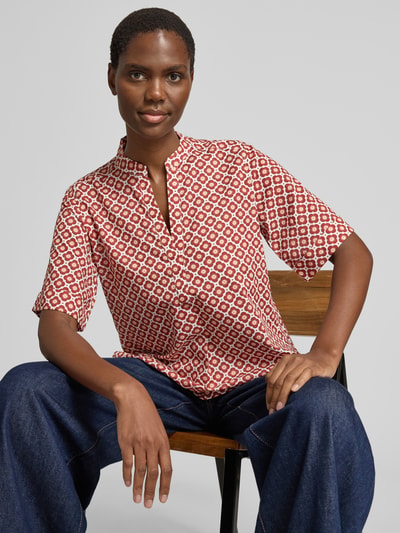 Frauenmodel trägt Relaxed Fit Bluse aus reiner Baumwolle von Marc O'Polo, Optik:Allover-Muster, Tunika, Passform:Relaxed-Fit, Kurzarm, Material:Reine Baumwolle, Ganzkörperansicht von vorne.