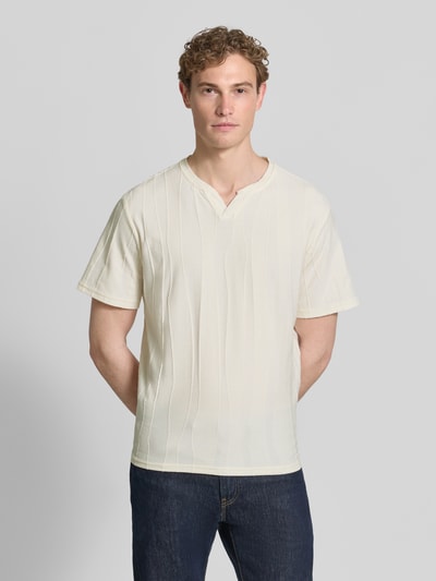 Mannenmodel draagt T-Shirt met Strukturmuster und V-Ausschnitt van Antony Morato, katoenmix, regular fit, crèmekleur, voorkant, volledige lichaamsweergave.