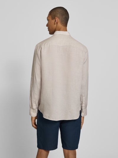 Männermodel trägt Regular Fit Freizeithemd aus reinem Leinen Modell 'REGKYLIAN' von SELECTED HOMME in Beige, unifarben, Flammgarn-Textur, Ganzkörperansicht Rückansicht.