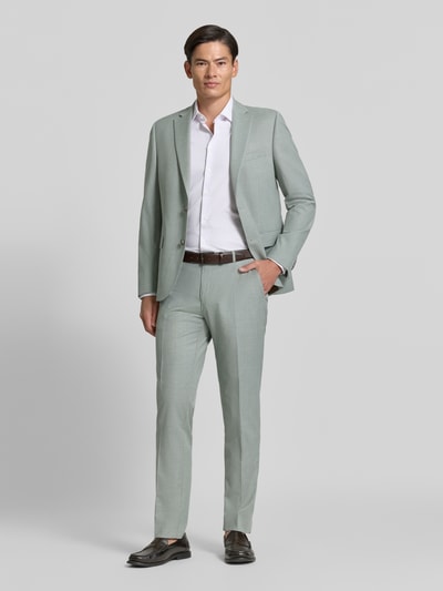 Mannelijk model draagt Straight Fit broek uit scheerwolmix van bugatti, heren broek in lichtgroen, met bandplooien, knoop- en ritssluiting, bandwijdte maat 50: 37 cm, binnenbeenlengte maat 50: 83 cm, mix van katoen en scheerwol, stoffen broek, ganzicht frontaal.