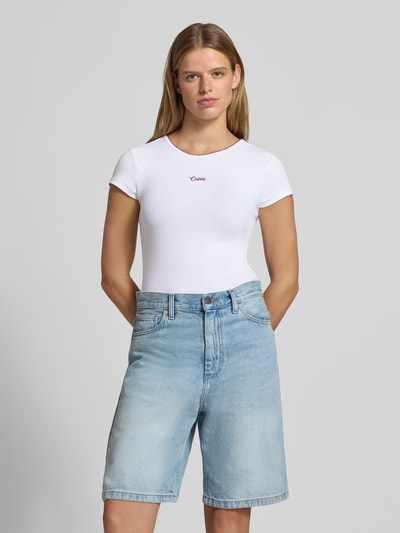 Vrouwenmodel draagt wit t-shirt, katoenmix met mix van biologisch katoen, nauwsluitend model, ronde hals, statement-stitching, ruglengte maat S 51 cm, T-Shirt met Statement-Stitching van REVIEW, volledige lichaamsopname van voren