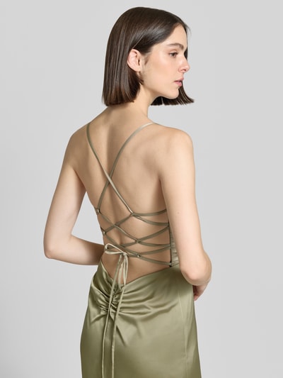 Frauenmodel trägt Abendkleid mit rückseitig überkreuzten Spaghettiträgern von Mascara aus Satin im Körpernaher-Schnitt, Rückansicht Detailaufnahme, Maxikleid, Herz-Ausschnitt, Schnürung, Haken-Reißverschluss, Rückenlänge 160 cm, Brustweite 38 cm, Größe 36.