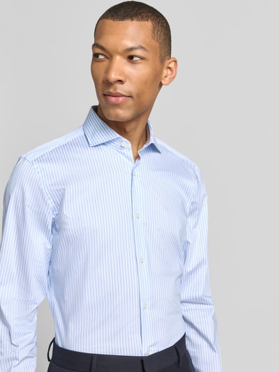 Männermodel trägt Slim Fit Businesshemd mit extra langem Arm Modell 'H-HANK' von BOSS, gestreifter Baumwoll-Mix, Nahaufnahme Oberkörper.