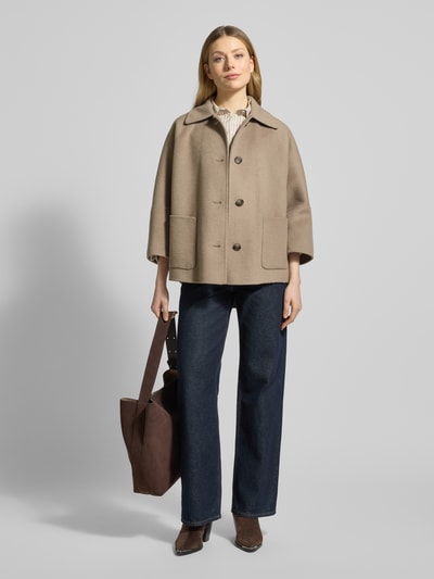 Frauenmodel trägt Relaxed Fit Jacke aus Woll-Mix mit Umlegekragen von Fuchs Schmitt, beige, mit aufgesetzten Taschen, 3/4-Arm, durchgehende Knopfleiste, Ganzkörperansicht von vorne. Rückenlänge 73 cm, Schulterbreite 42 cm, Brustweite 56 cm, Ärmellänge 40 cm.