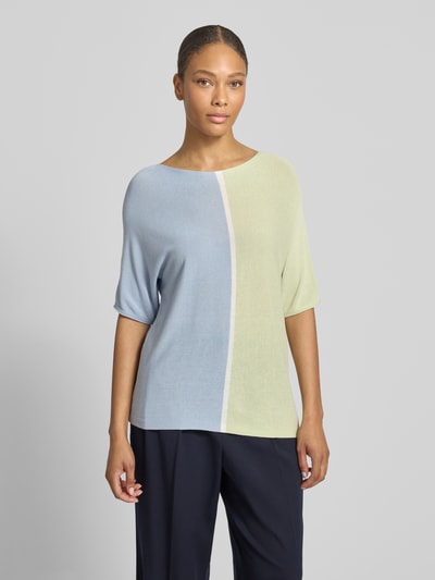 Frauenmodel trägt Boxy Fit Strickpullover aus reiner Viskose von s.Oliver BLACK LABEL, mehrfarbig, Rundhals, Kurzarm, Ganzkörperansicht von vorne.
