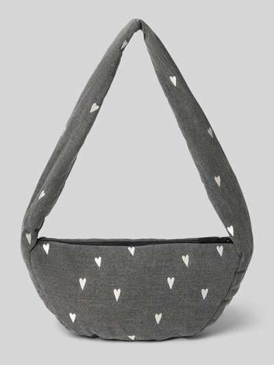 Produktfoto, Shoulder Bag aus reiner Baumwolle in Denim-Optik von Studio Noos, grauer Stoff mit weißen Herzmotiven, Reißverschluss, Logo-Detail, breite Form
