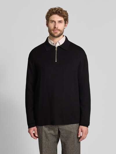 Mannelijk model draagt Relaxed Fit Pullover aus reiner Viskose Modell 'TELLER' van Selected in effen zwart met polokraag, fijne viscose, structuur brei, lange mouwen, geribde boorden, rits, volledig vooraanzicht