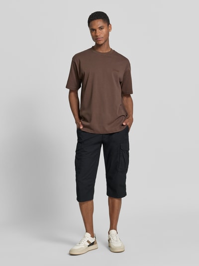 Männermodel trägt Relaxed Fit Cargoshorts aus Baumwoll-Mix von s.Oliver BLACK LABEL, Optik: Unifarben, Ganzkörperansicht von vorne.