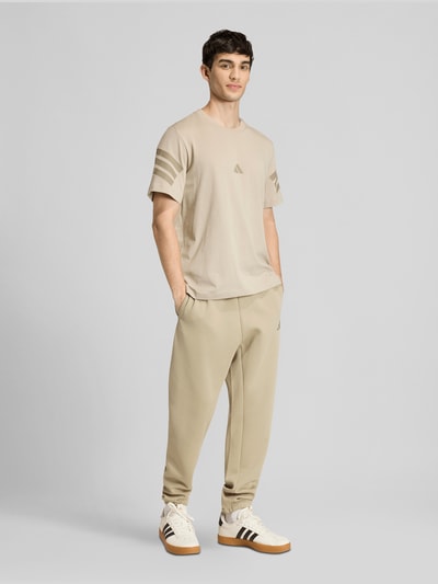 adidas Sportswear Regular Fit T-Shirt aus reiner Baumwolle Beige 1
