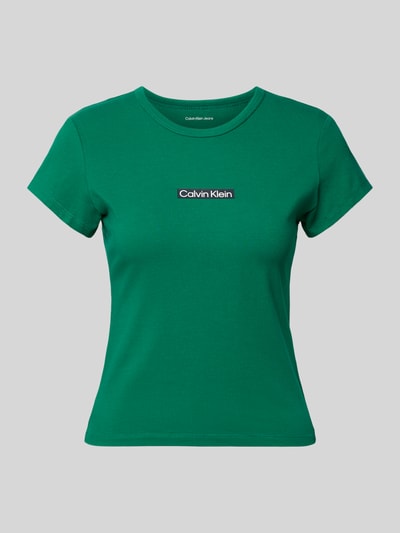 Produktfoto, T-shirt mit Rundhalsausschnitt und Label-Print von Calvin Klein Jeans, damski t-shirt, mieszanka bawełny i elastanu, krój slim fit, okrągły dekolt, nadruk z logo, długość tyłu w rozmiarze S: 42 cm, zielony kolor, gładka tekstura