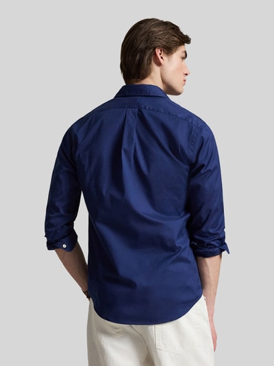 Männermodel trägt Regular Fit Freizeithemd aus reiner Baumwolle von Polo Ralph Lauren, Optik: Unifarben, Twill, Ganzkörperansicht Rückansicht.