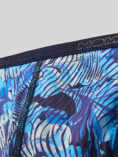 Produktfoto, kolorowe figi Slim Fit Slip mit Logo-Detail Modell 'Barrett' od HOM, elastyczna mieszanka materiałów, wzór abstrakcyjny, detal z logo