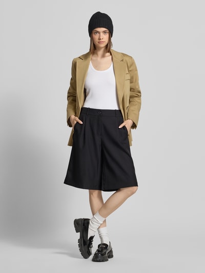 Frauenmodel trägt Regular Fit Bermudas mit Bundfalte Modell 'LINDA' von Only in Melange-Optik, Longline-Länge, Webware, Ganzkörperansicht von vorne.