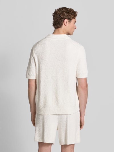 Männermodel trägt Regular Fit Poloshirt aus Baumwoll-Mix von Lacoste in Optik: Unifarben, Bouclé-Textur, Ganzkörperansicht Rückansicht.