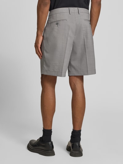 Männermodel trägt Loose Fit Bermudas mit Gesäßtaschen von bugatti in Grau, Woll-Mix, Bügelfalten, Rückansicht, Ganzkörperansicht.