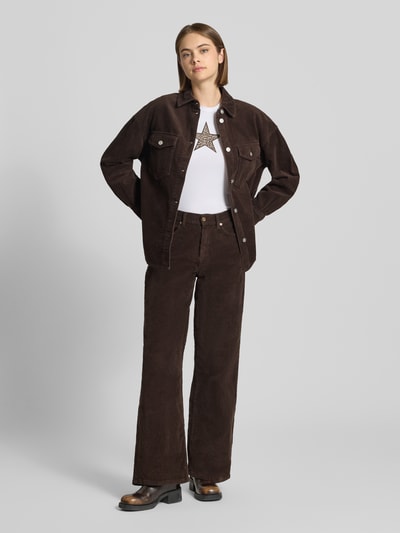 Frauenmodel trägt Loose Fit Hemdjacke aus reiner Baumwolle Modell 'TIGGY' von ONLY, braun, Cord, unifarben, Ganzkörperansicht von vorne.