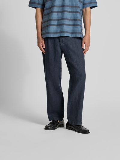Männermodel trägt Straight Fit Leinenhose von Closed in Dunkelblau, reine Leinen, seitliche Eingrifftaschen, elastischer Bund, Nahaufnahme Oberkörper.