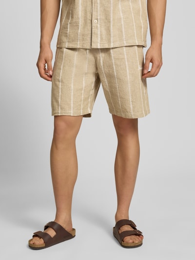 Männermodel trägt Leinenshorts mit Logo-Stitching von REVIEW in Beige mit weißen Streifen, Regular Fit, Baumwoll-Mix, Ganzkörperansicht von vorne.