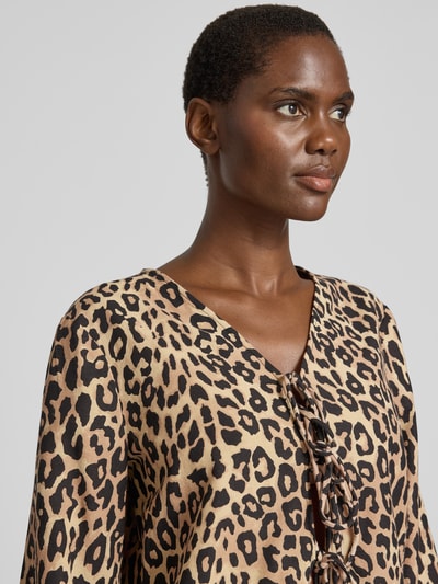 Männermodel trägt Bluse mit Kimonoärmeln und Schnürung Modell 'PRISILLA' von Vila, krój regular fit, wzór panterki, LENZING™ ECOVERO™, V-dekolt, Nahaufnahme Oberkörper.