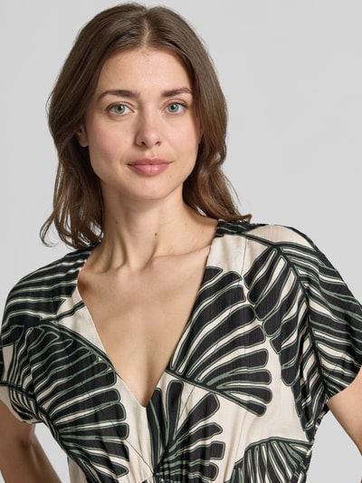 Frauenmodel trägt Midikleid aus Viskose-Mix mit floralem Allover-Print von Christian Berg Woman Selection, V-Ausschnitt, Nahaufnahme Oberkörper.
