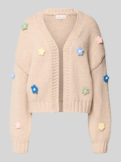 Produktfoto, Oversized Strickjacke mit floralem Zierbesatz von Apricot in Beige, Grobstrick, offene Vorderseite, gerippte Abschlüsse, pastellfarbene Blumenornamente