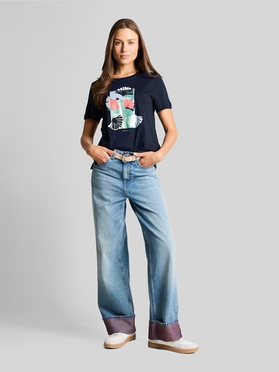 Frauenmodel trägt Regular Fit T-Shirt aus reiner Baumwolle von Tom Tailor, Optik: Unifarben, Rundhals, Kurzarm, Motiv-Print-Stitching, Jersey-Textur, Ganzkörperansicht von vorne.
