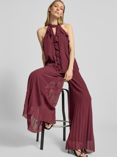Frauenmodel trägt Hose aus Chiffon mit Plisseefalten von V by Vera Mont in Weinrot, weiter Schnitt, Elastischer Bund, Ganzkörperansicht von vorne.
