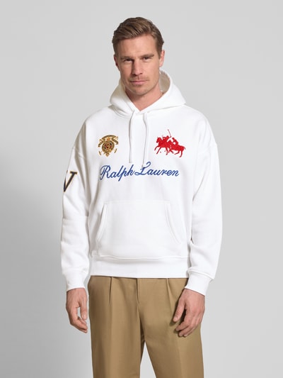 Männermodel draagt Relaxed Fit Hoodie aus Baumwoll-Mix van Polo Ralph Lauren in effen kleuren met labelopschrift, labelstitching, kangoeroezak, capuchon met tunnelkoord, lange mouw met geribde mouwboord, rompzoom, sweat van katoenmix, voorkantopname, Nahaufnahme Oberkörper.