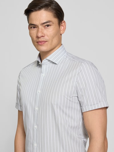 Männermodel trägt Slim Fit Business-Hemd mit Blockstreifen und Kentkragen von OLYMP Level Five, kurze Ärmel, Nahaufnahme Oberkörper.