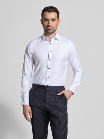 Männermodel trägt Slim Fit Business-Hemd mit Kentkragen von OLYMP Level Five, Baumwoll-Mix mit Stretch-Anteil, Unifarbenes-Design, Ganzkörperansicht von vorne.