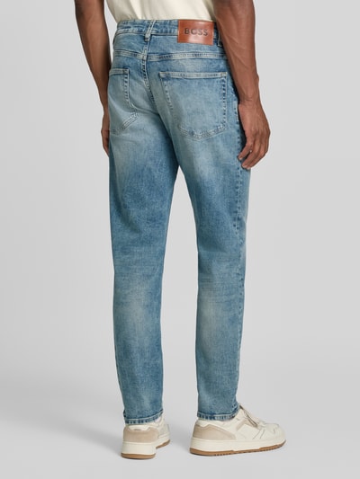 Männermodel trägt Slim Fit Jeans aus Baumwoll-Mix Modell 'ONYX-2-BO' von BOSS Orange in Hellblau mit Waschung, Ganzkörperansicht Rückansicht. Herren Slim Fit Jeans von BOSS Orange.
