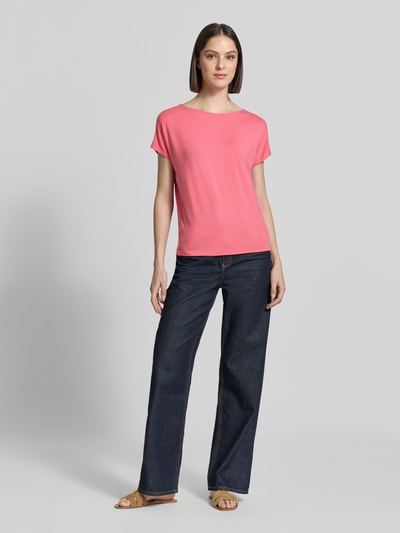 Modelka kobieta nosi Relaxed Fit T-Shirt aus Viskose-Mix od s.Oliver RED LABEL, gładka różowa tkanina, krótkie rękawy, dekolt okrągły, jersey, całość z przodu, kontekst: damska koszulka, krój relaxed fit, ramiona opadające, materiał wiskozowy. Ganzkörperansicht von vorne.