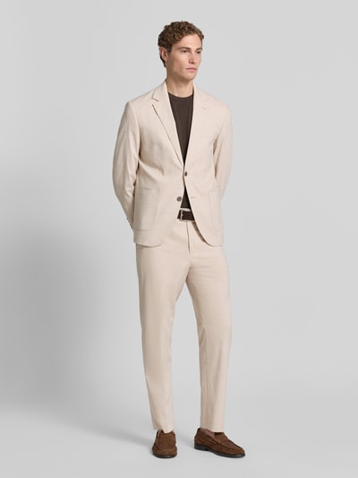 Männermodel trägt Regular Fit Anzughose mit Leinen-Anteil Modell 'STYLE.MAINE' von SELECTED HOMME, Hahnentritt-Muster, beige, Ganzkörperansicht von vorne.