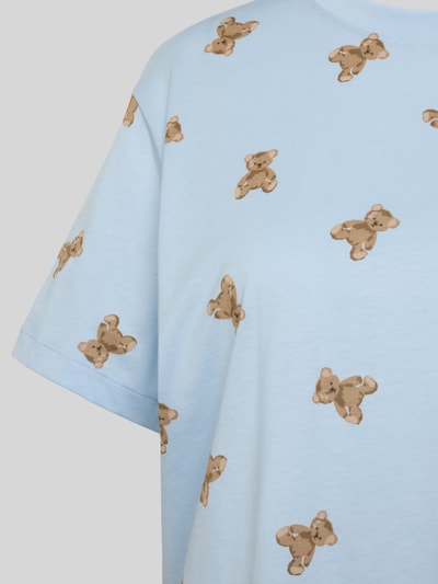 Frauenmodel trägt Regular Fit T-Shirt mit Allover-Motiv-Print von Jake*s Casual aus reiner Baumwolle, Rundhalsausschnitt, Nahaufnahme Oberkörper.