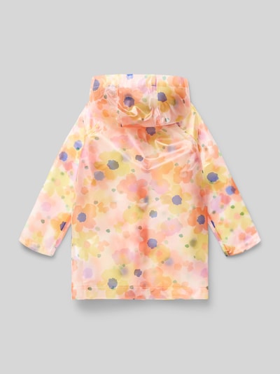 Mädchen trägt Regular Fit Regenjacke mit Kapuze von s.Oliver RED LABEL, mehrfarbige Optik, floral, Langarm, Druckknopfleiste, Ganzkörperansicht Rückansicht.