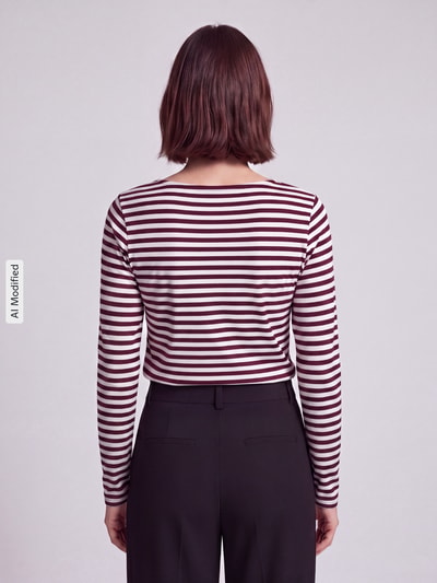 Vrouwenmodel draagt slim fit shirt met lange mouwen van puur katoen, rood-wit gestreept, van s.Oliver RED LABEL, Ganzkörperansicht Rückansicht, KI-modifiziertes Bild