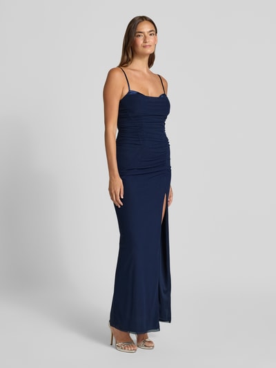 Modelka kobieca nosi sukienka wieczorowa 'Abendkleid mit Herz-Ausschnitt und Raffungen' od Hey Kyla, mieszanka materiałów z dodatkiem streczu, dopasowany krój, długa sukienka, dekolt w kształcie serca, cienkie ramiączka, marszczenia, zapięcie na haftkę i zamek błyskawiczny z tyłu, długość tyłu w rozmiarze 36: 132 cm, szerokość w rozmiarze 36: 33 cm, kolor ciemnogranatowy, gładka tekstura, całościowy widok z przodu.