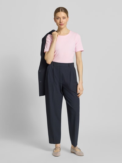 Frauenmodel trägt T-Shirt mit Rundhalsausschnitt von Christian Berg Woman in Hellrosa, Reine Baumwolle, Regular-Fit, 1/2-Arm, Rückenlänge 60 cm bei Größe S, Ganzkörperansicht von vorne.
