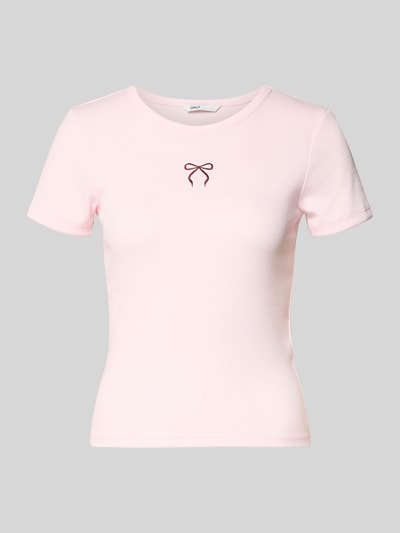 Produktfoto, Slim Fit T-Shirt mit Herz-Stickerei Modell 'ELVA JUNE' von Only, unifarbenes Damen-T-Shirt mit Rundhals und Rippstruktur.