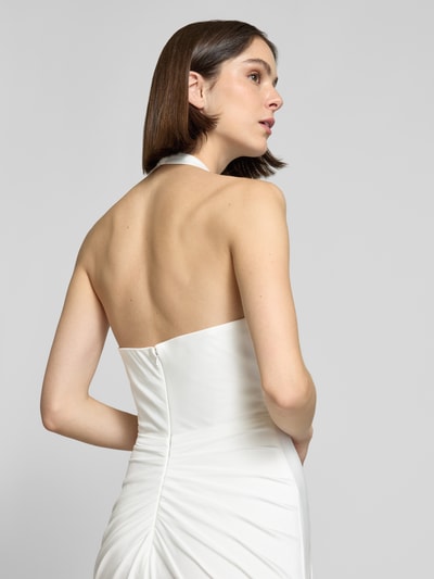 Frauenmodel trägt Brautkleid mit Rafffungen von Luxuar in Weiß, slim-fit geschnitten, Neckholder, Gehschlitz, glatte Textur, Ganzkörperansicht Rückansicht. Rückenlänge bei Größe 36: 125 cm, Brustweite bei Größe 36: 26 cm.