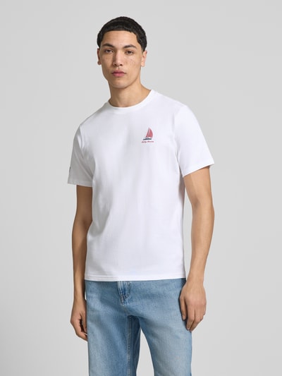 Männermodel trägt Herren T-Shirt mit Logo-Motiv-Print Modell 'SHORELINE' von Helly Hansen, Weiß, Reine Baumwolle, Gerader-Schnitt, Rundhalsausschnitt, Vorderansicht, Nahaufnahme Oberkörper. Rückenlänge bei Größe M: 70 cm.